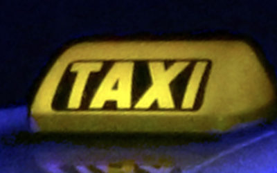 Cestující chtěl ve falešném taxíku účtenku. Řidič s ním odjel pryč