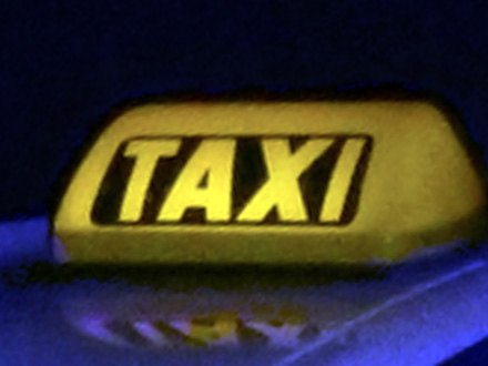 Cestující chtěl ve falešném taxíku účtenku. Řidič s ním odjel pryč