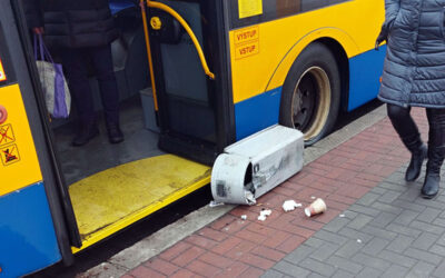 Strážníci krotili labilního muže, který hodil odpadkový koš na trolejbus
