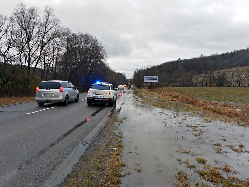 Voda z polí zaplavila několik silnic a komplikovala provoz